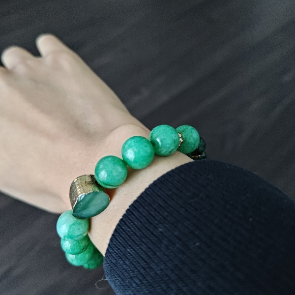 Green bracelet with a bit of gold - Picture 2 of 3
